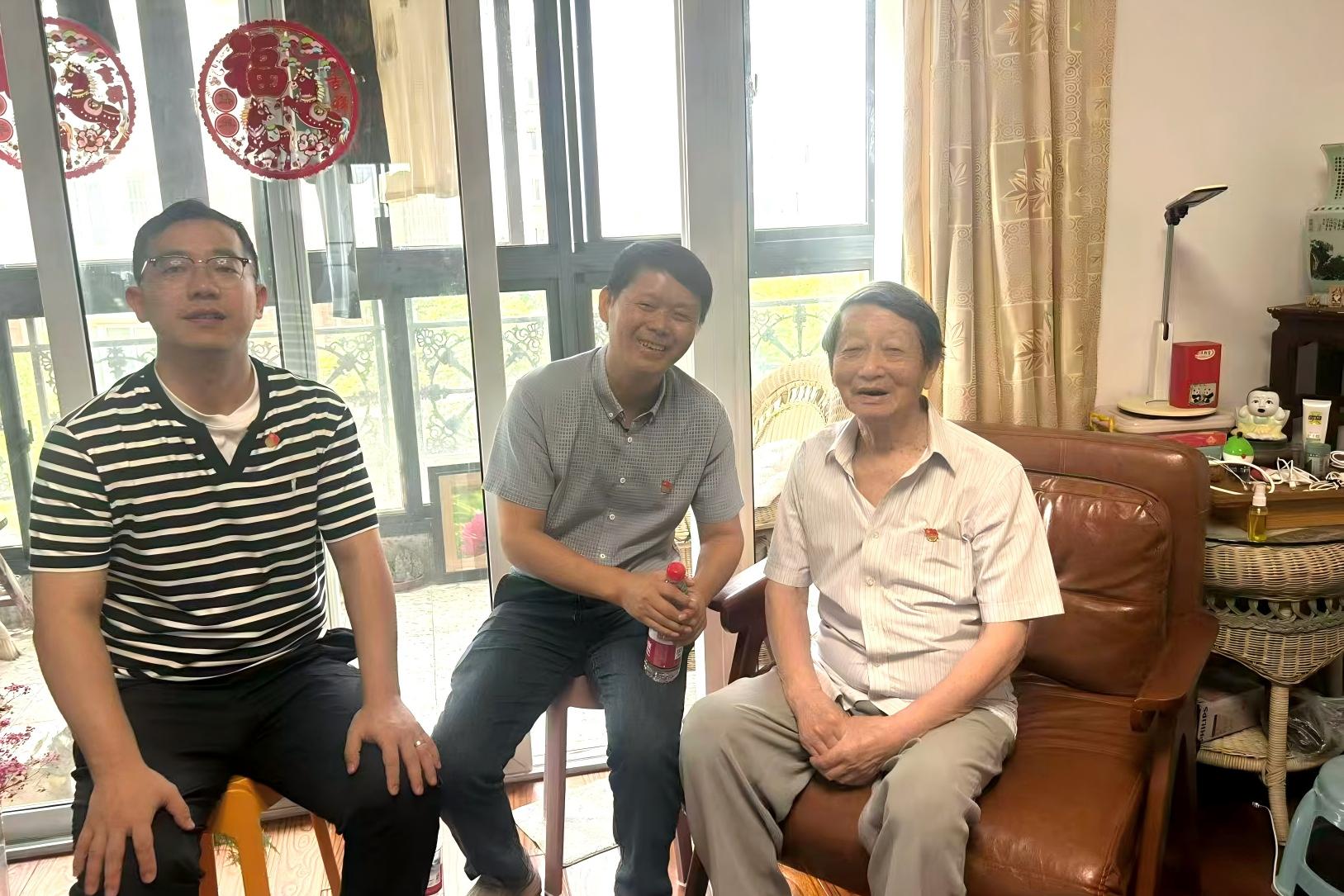 吕德中带队.jpg