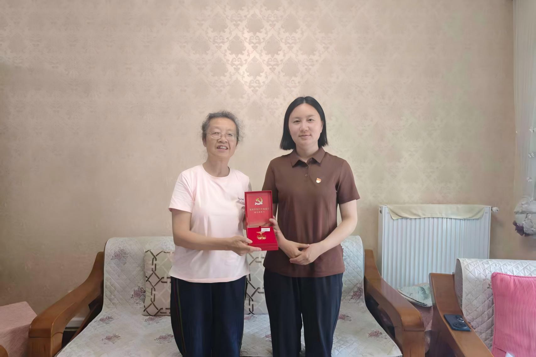 杜丹丹带队-颁纪念章.jpg