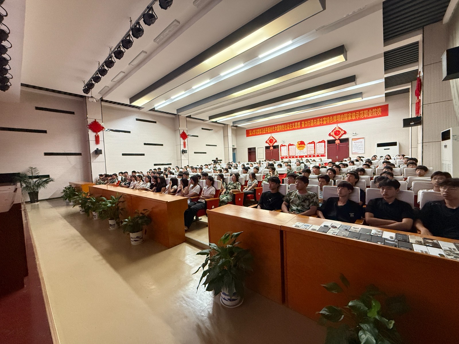 26.8.26（图二）光影铸魂忆初心 青春砺志正当时——学校组织军训学生代表观看《志愿军：雄兵出击》.jpg